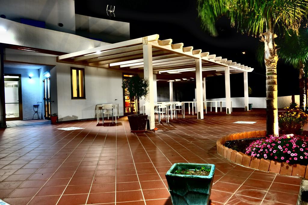 Alta Marea Hotell Gioiosa Marea Exteriör bild
